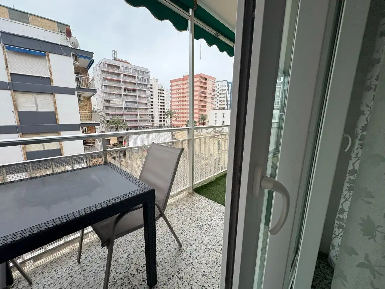Terrasse von Wohnung zum Verkauf in Cullera mit Klimaanlage, Privatgarten und Terrasse