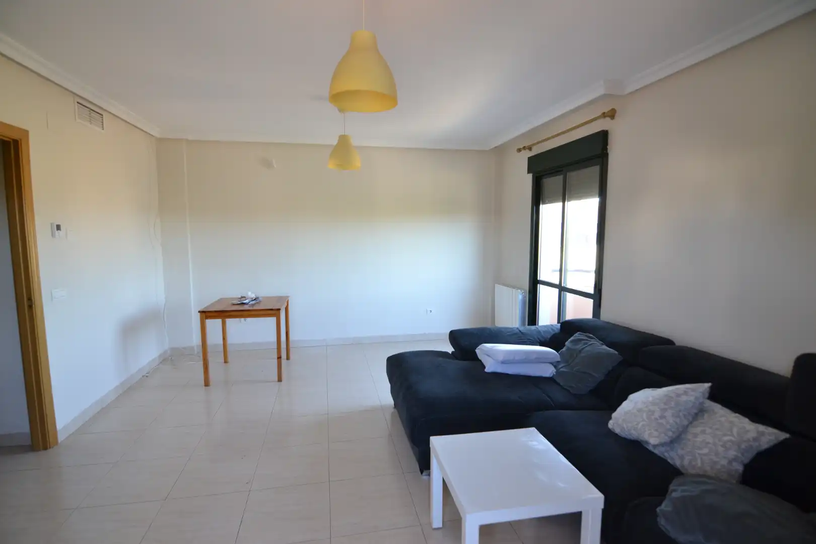 Wohnzimmer von Einfamilien-Reihenhaus zur Miete in Plasencia mit Klimaanlage, Heizung und Terrasse
