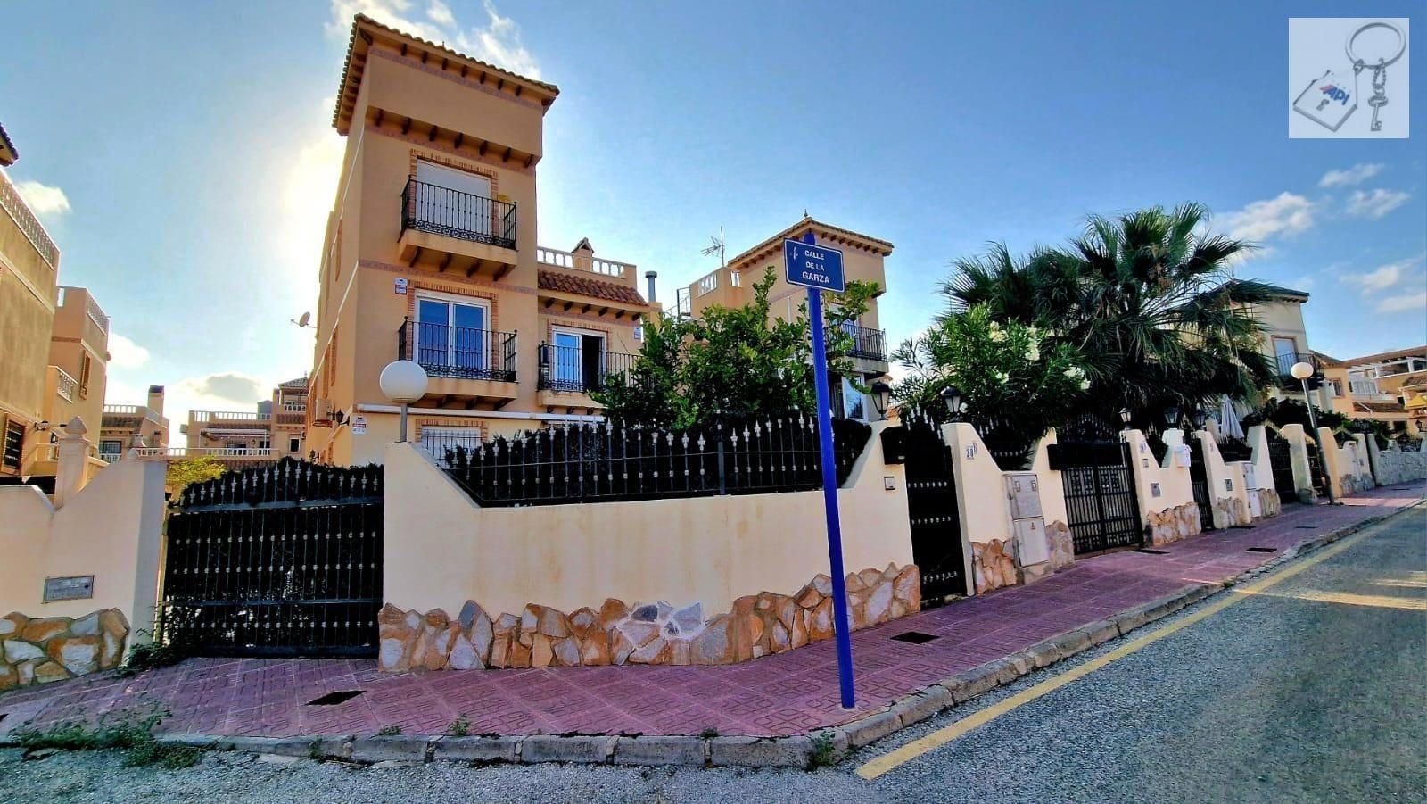 Vista exterior de Casa adosada en venda en Orihuela amb Aire condicionat