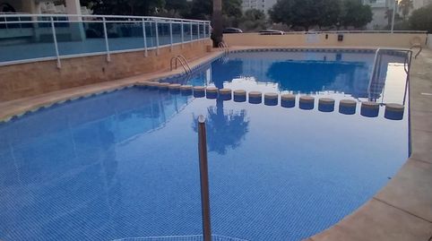 OPORTUNIDAD! APARTAMENTO DE 2 DORMITORIOS Y 2 BAÑOS CON GRAN TERRAZA, BALCÓN Y PISCINA CERCA DEL MAR, imatge 2