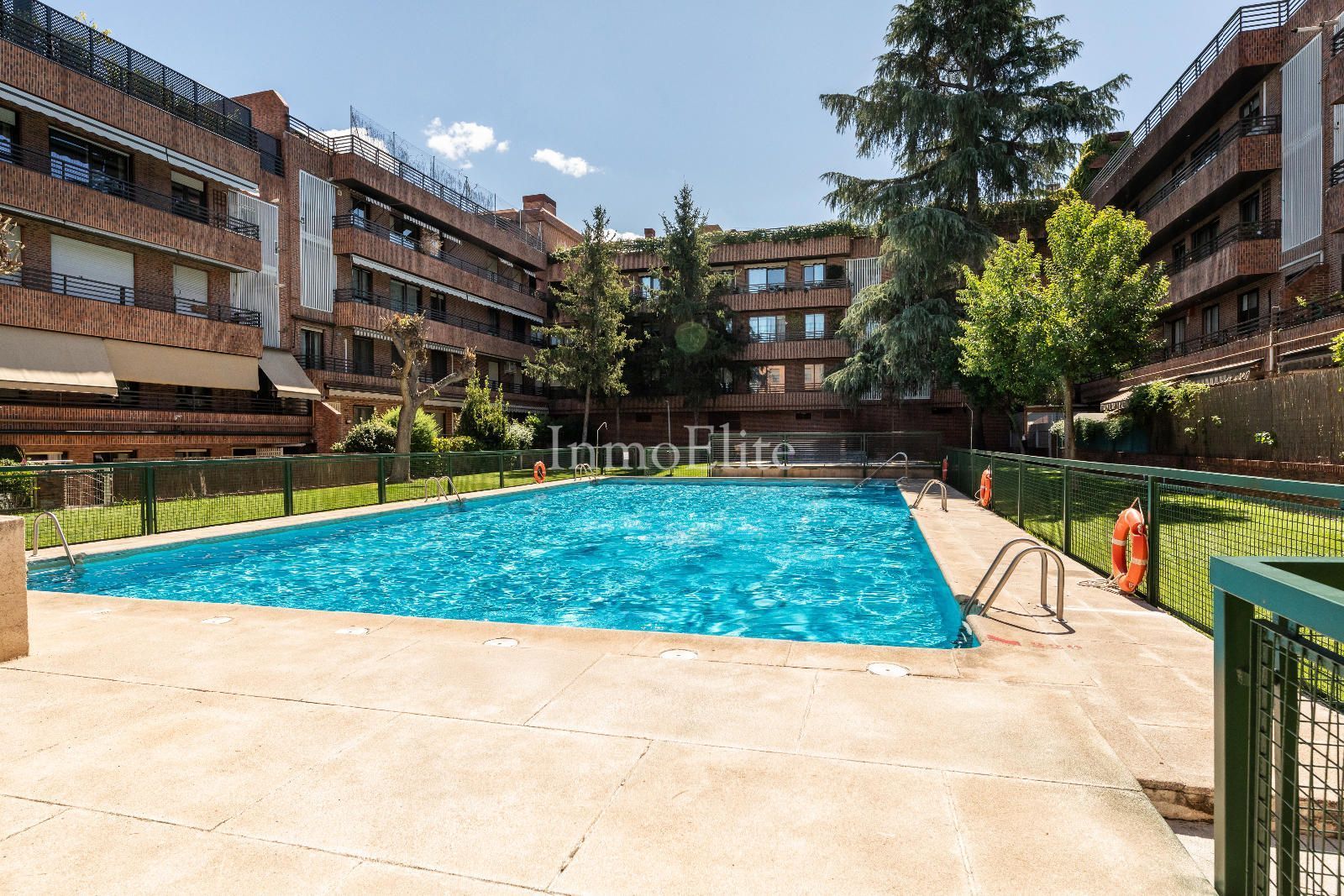 Swimming pool of Flat for sale in Pozuelo de Alarcón  with Air Conditioner, Heating and Terrace