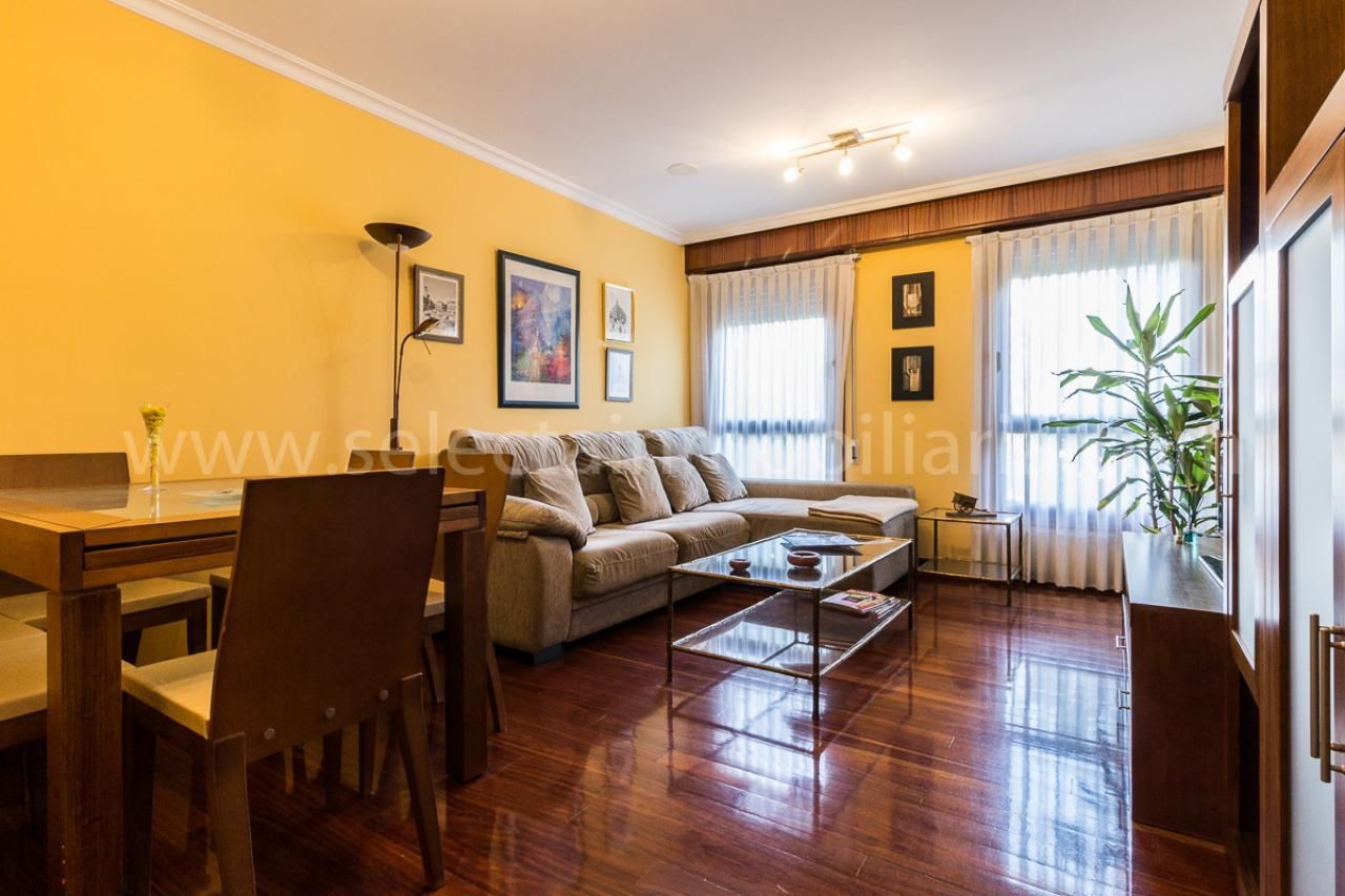 Sala d'estar de Apartament de lloguer en Pontevedra Capital  amb Calefacció, Traster i Moblat