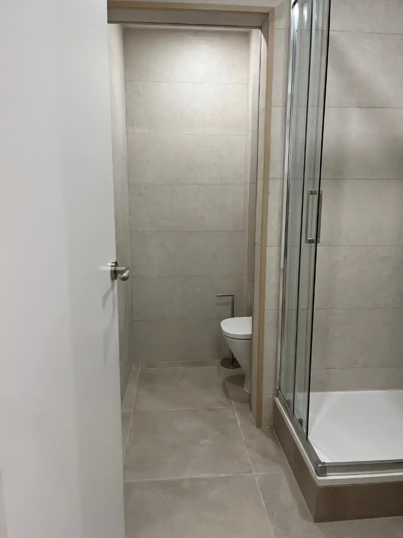 Bany de Local de lloguer en L'Hospitalet de Llobregat amb Aire condicionat, Calefacció i Parquet