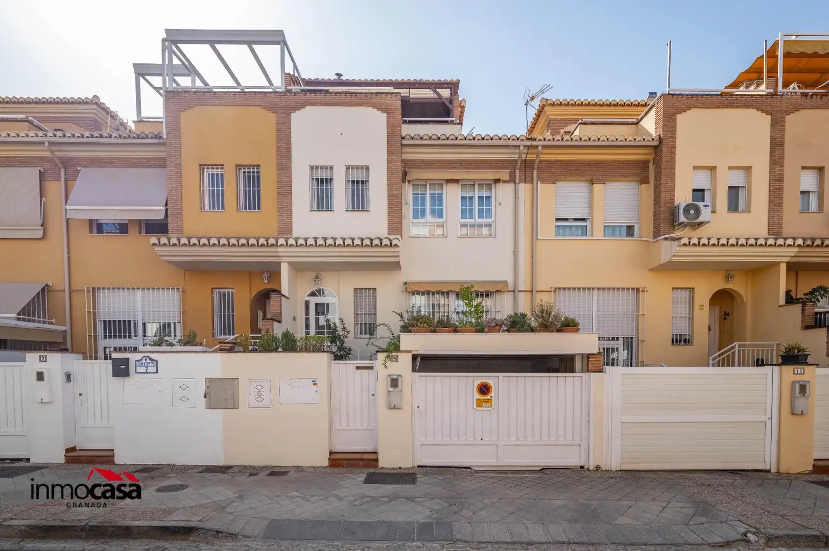 Außenansicht von Einfamilien-Reihenhaus zum Verkauf in Granada mit Klimaanlage