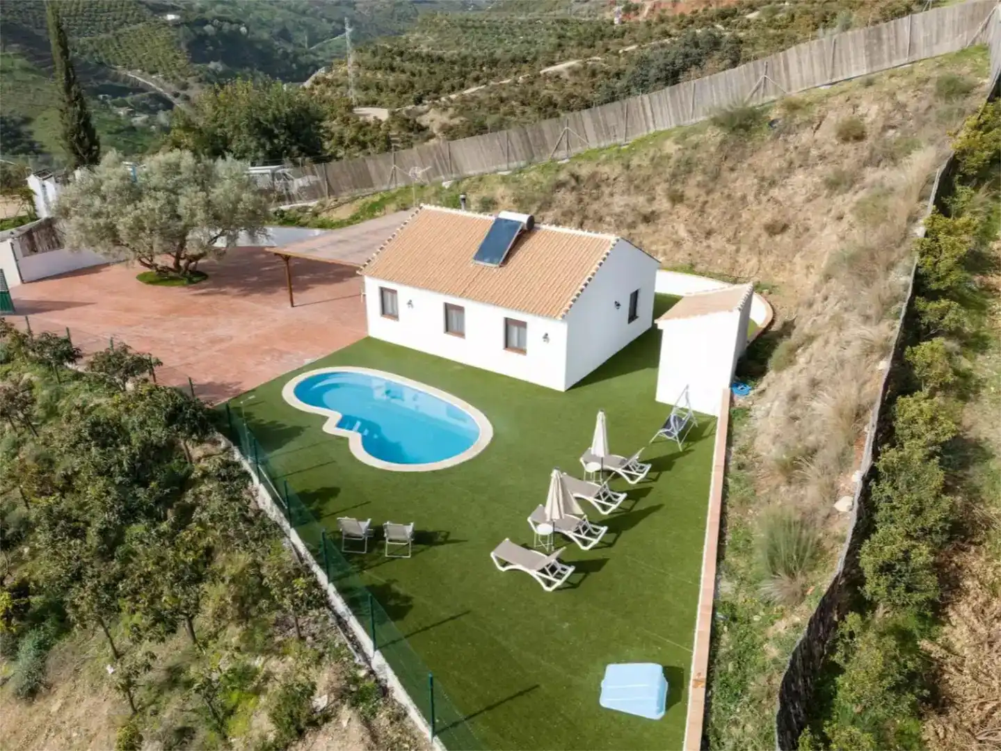 Außenansicht von Wohnung zur Miete in Cútar mit Klimaanlage, Privatgarten und Schwimmbad