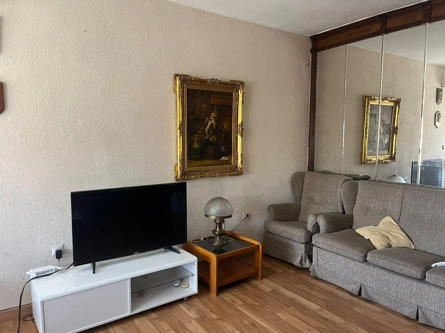 Sala de estar de Piso para compartir en Cartagena con Aire acondicionado y Parquet