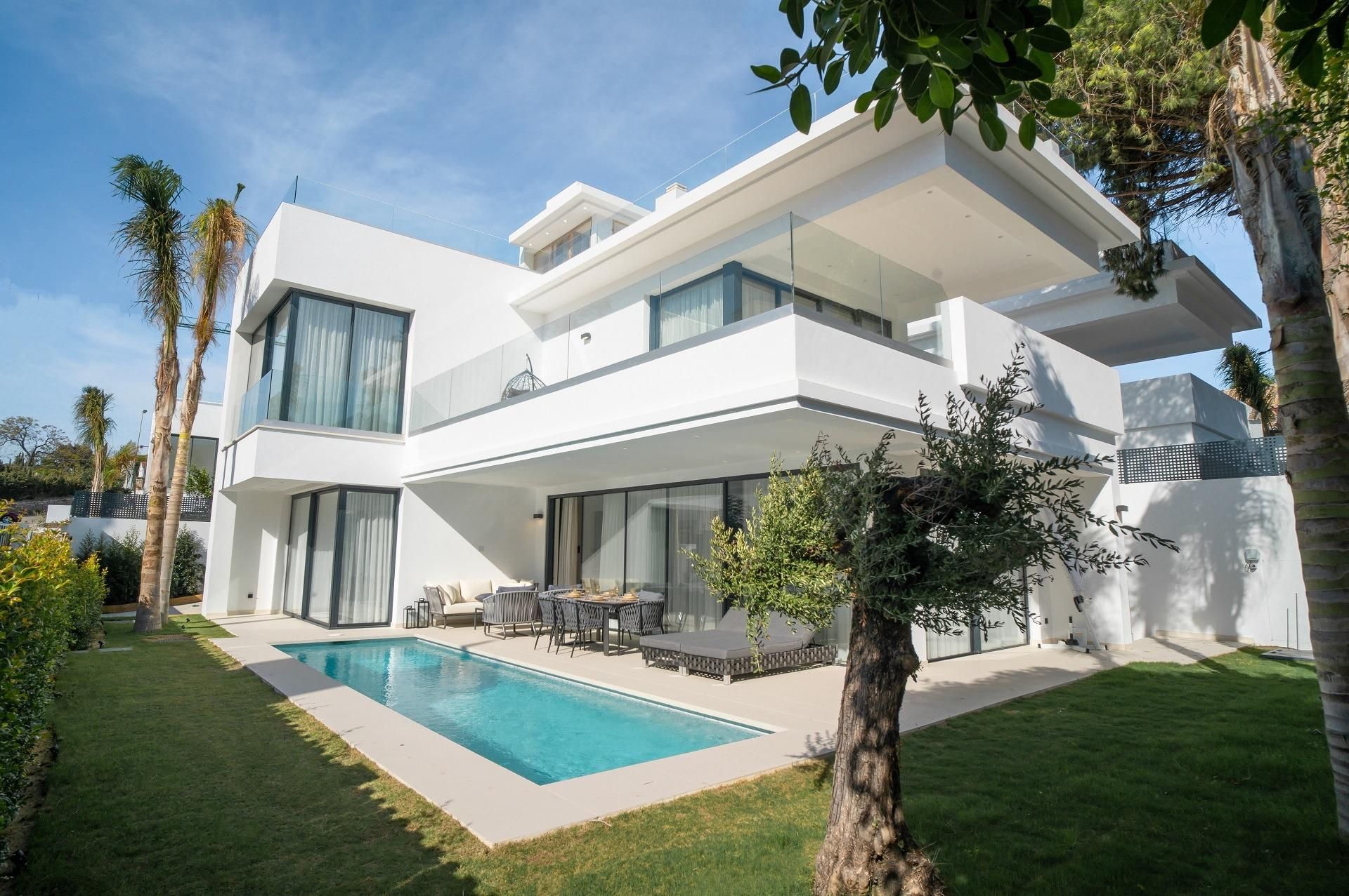 Vista exterior de Casa o chalet en venta en Marbella con Jardín privado, Piscina y Balcón