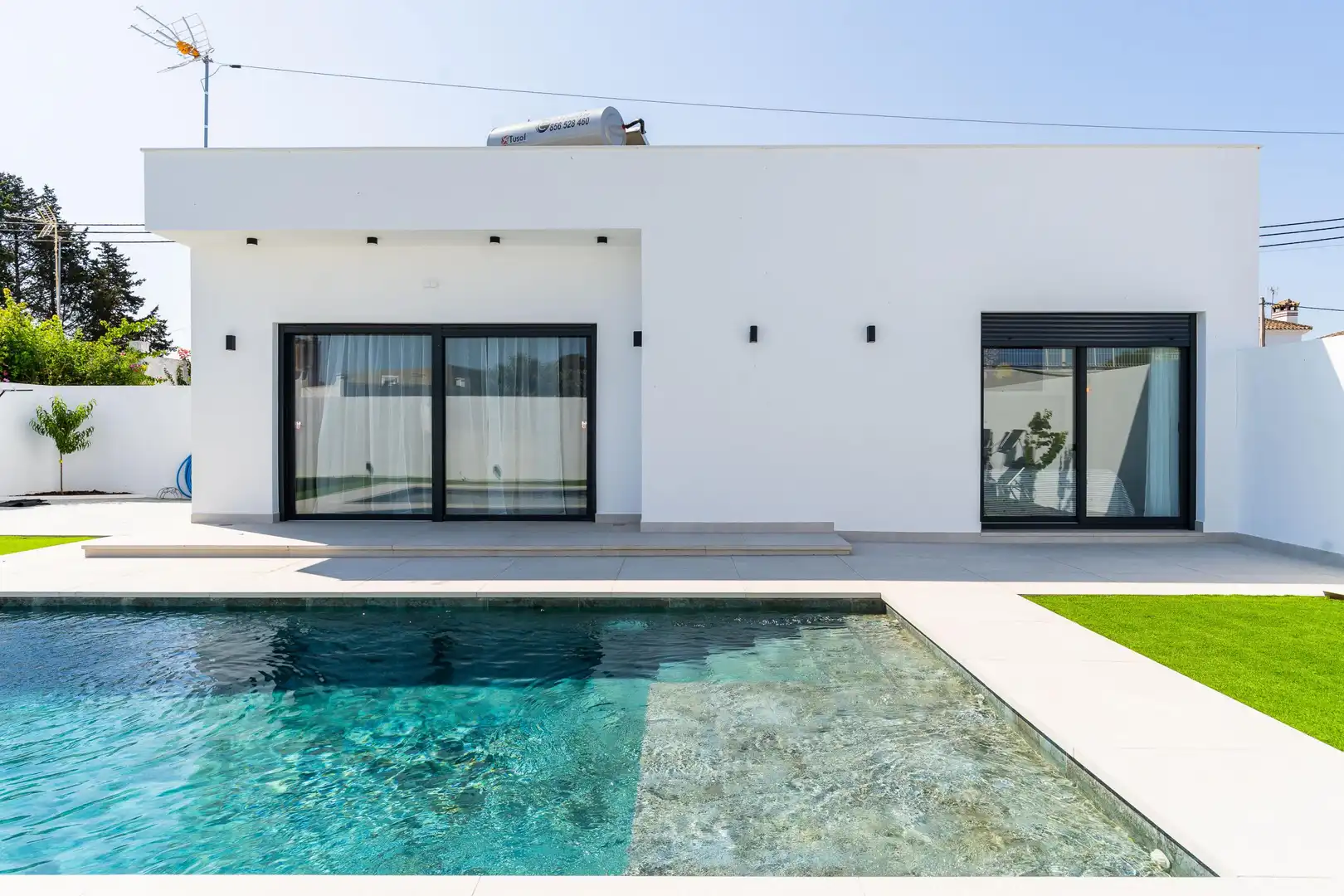 Vista exterior de Casa o chalet en venta en Chiclana de la Frontera con Jardín privado, Terraza y Piscina