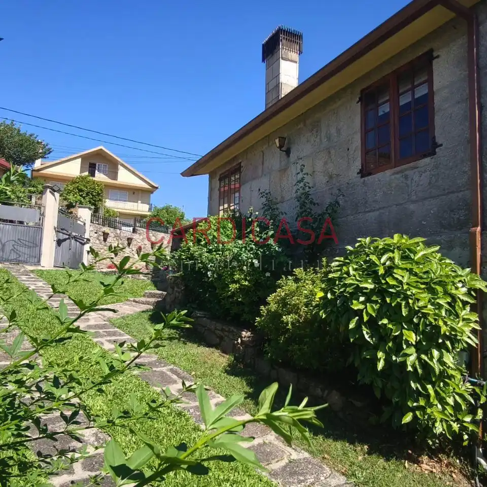 Vista exterior de Casa o xalet en venda en Mondariz amb Calefacció, Jardí privat i Terrassa