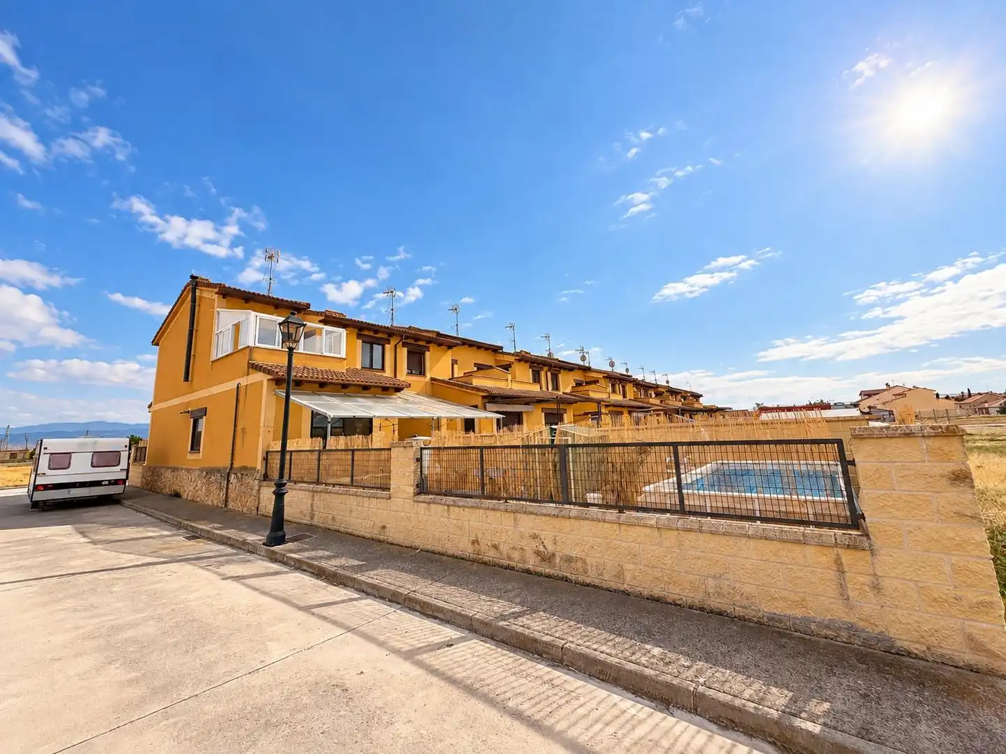 Vista exterior de Casa adosada en venta en Garcillán, Segovia