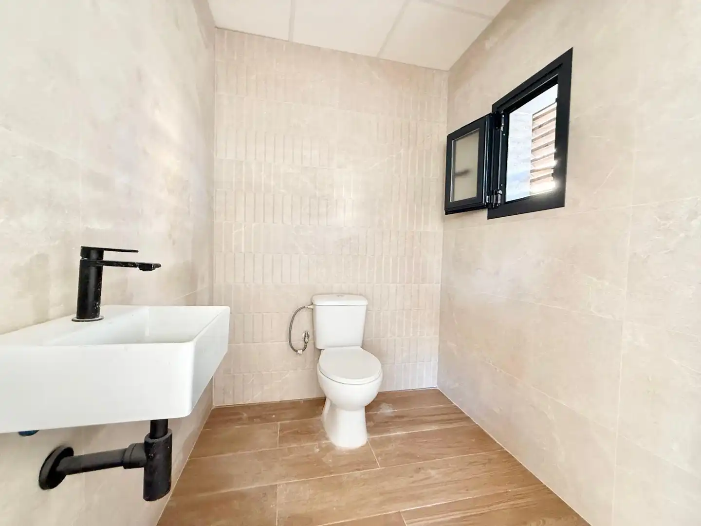Badezimmer von Geschaftsraum zur Miete in Orihuela mit Klimaanlage