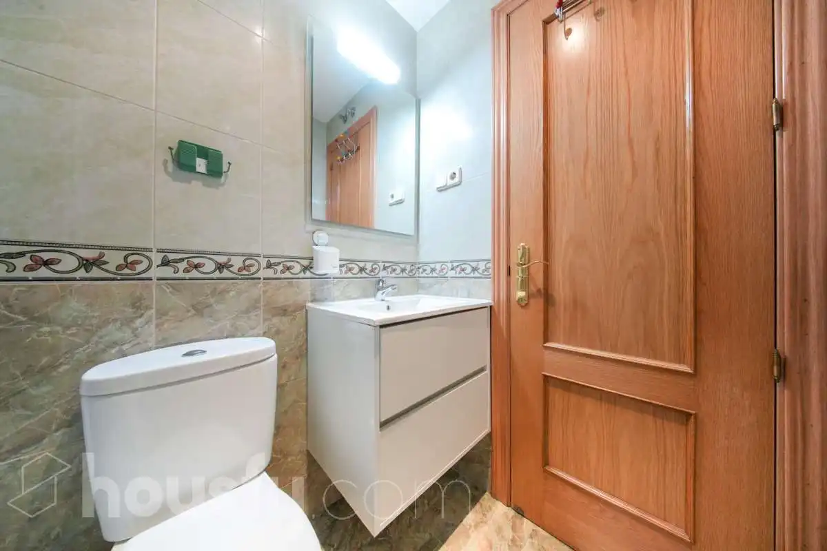 Bathroom of Study for sale in Madrid  with Air Conditioner, Storage room and Furnished