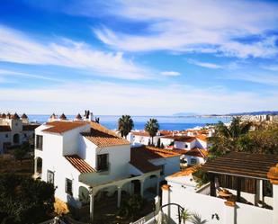 Vista exterior de Casa adosada en venda en Vélez-Málaga amb Aire condicionat, Terrassa i Piscina