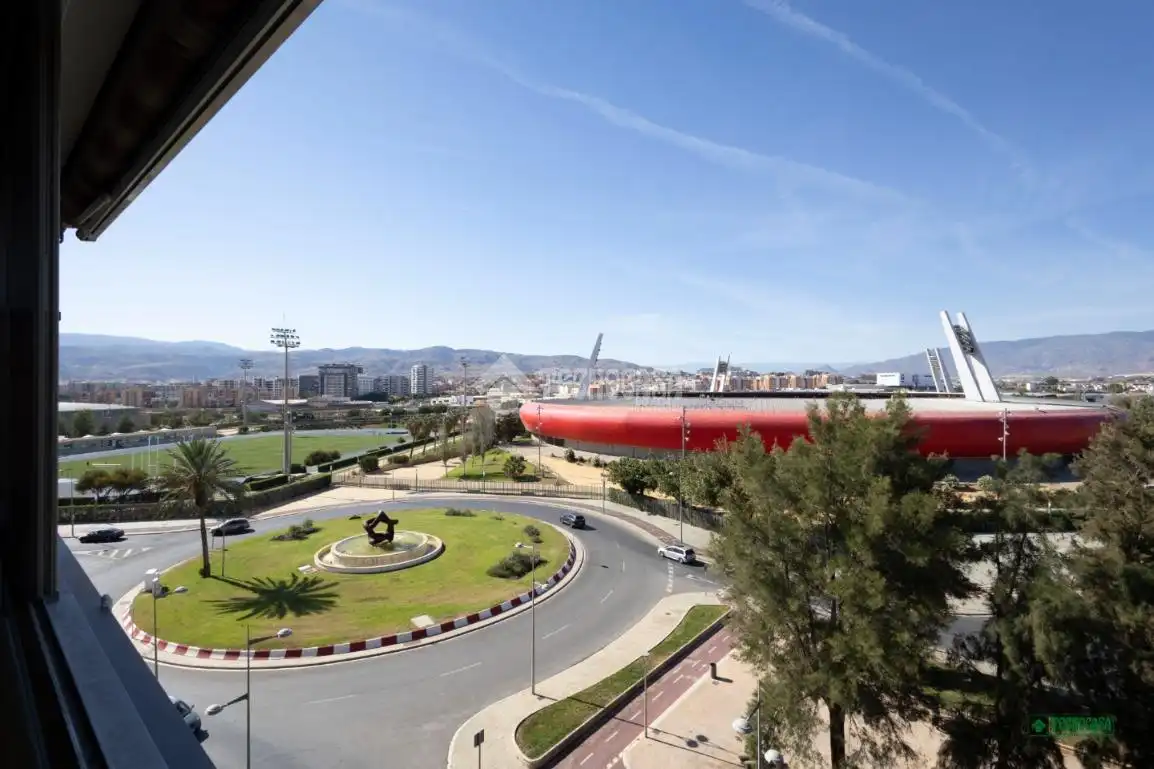 Vista exterior de Piso en venta en Almería con Terraza, Trastero y Piscina comunitaria