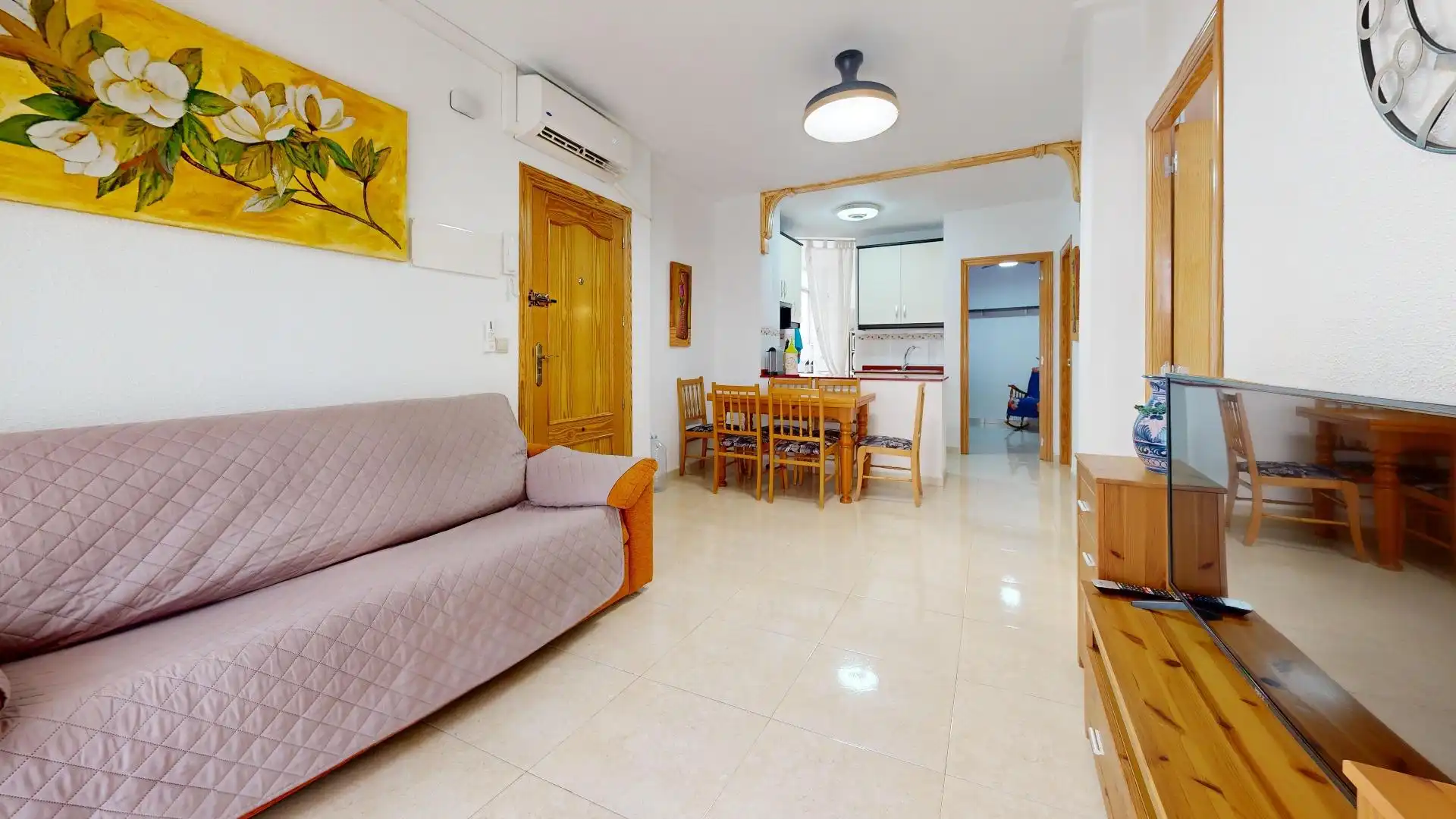 Sala de estar de Apartamento de alquiler en Torrevieja con Aire acondicionado, Amueblado y Balcón