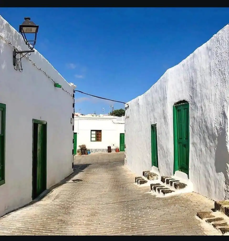 Vista exterior de Edifici en venda en Teguise