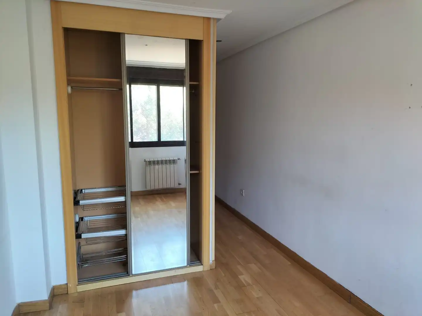 Habitación de Piso en venta en Madrid con Jardín privado, Trastero y Alarma