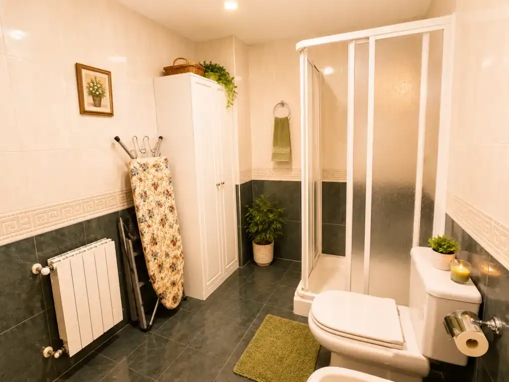 Baño de Apartamento en venta en Cabrales con Calefacción y Amueblado