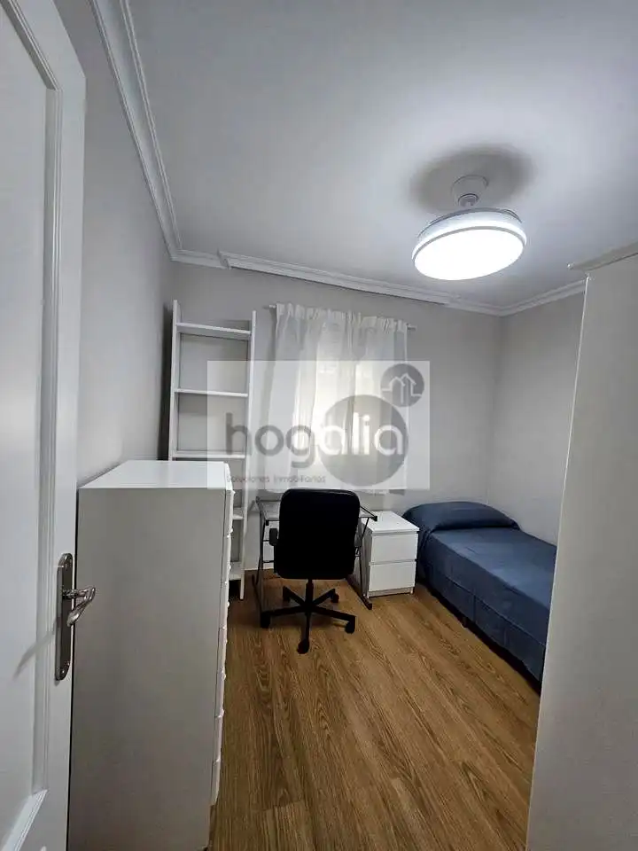 Bedroom of Flat for rent in Sevilla  with Air Conditioner, Terrace and Furnished