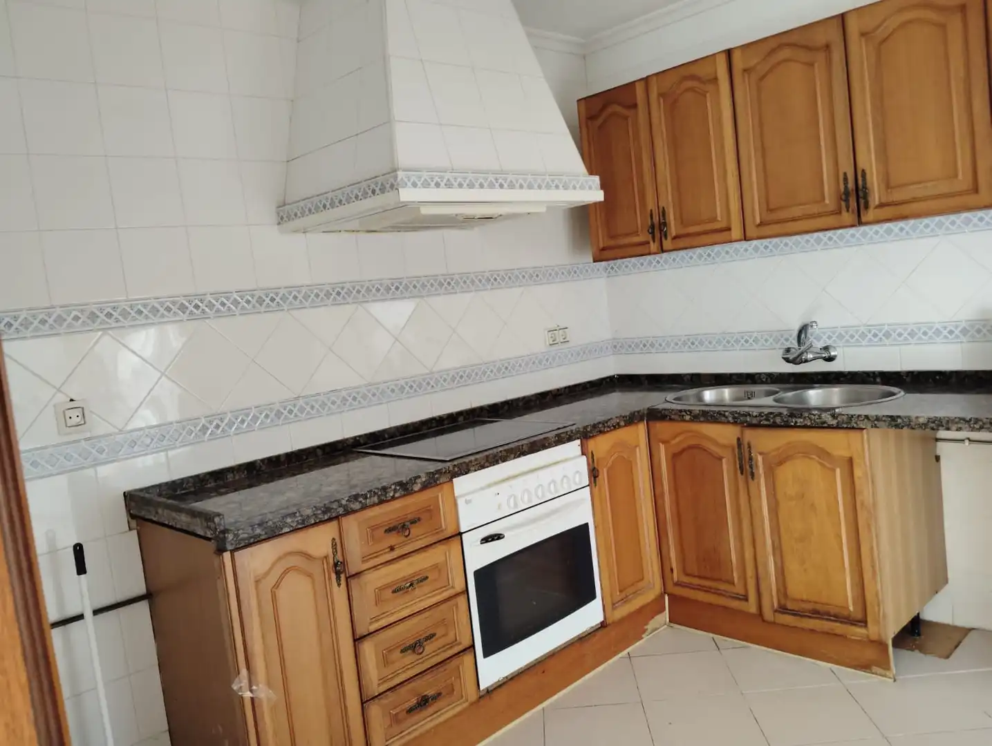 Cuina de Casa o xalet en venda en Brenes amb Aire condicionat, Jardí privat i Forn