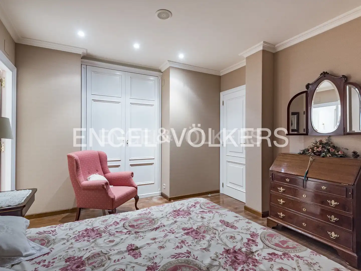 Schlafzimmer von Country house zum Verkauf in Seva mit Klimaanlage, Heizung und Privatgarten
