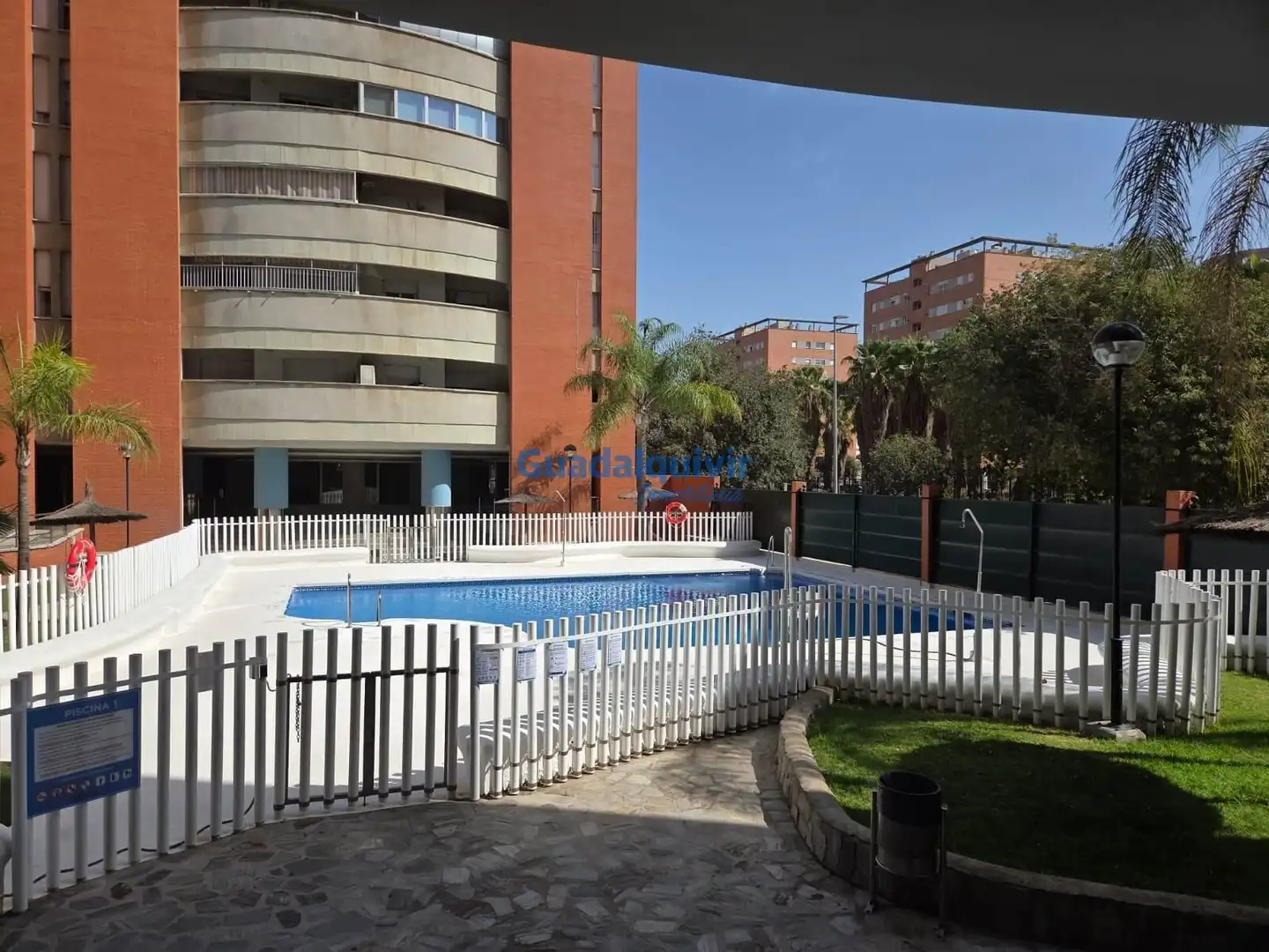 Piscina de Pis en venda en Sevilla amb Aire condicionat, Terrassa i Traster