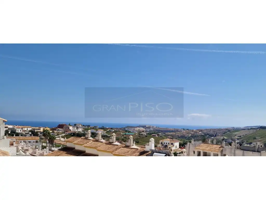Vista exterior de Àtic en venda en Manilva amb Aire condicionat, Terrassa i Moblat