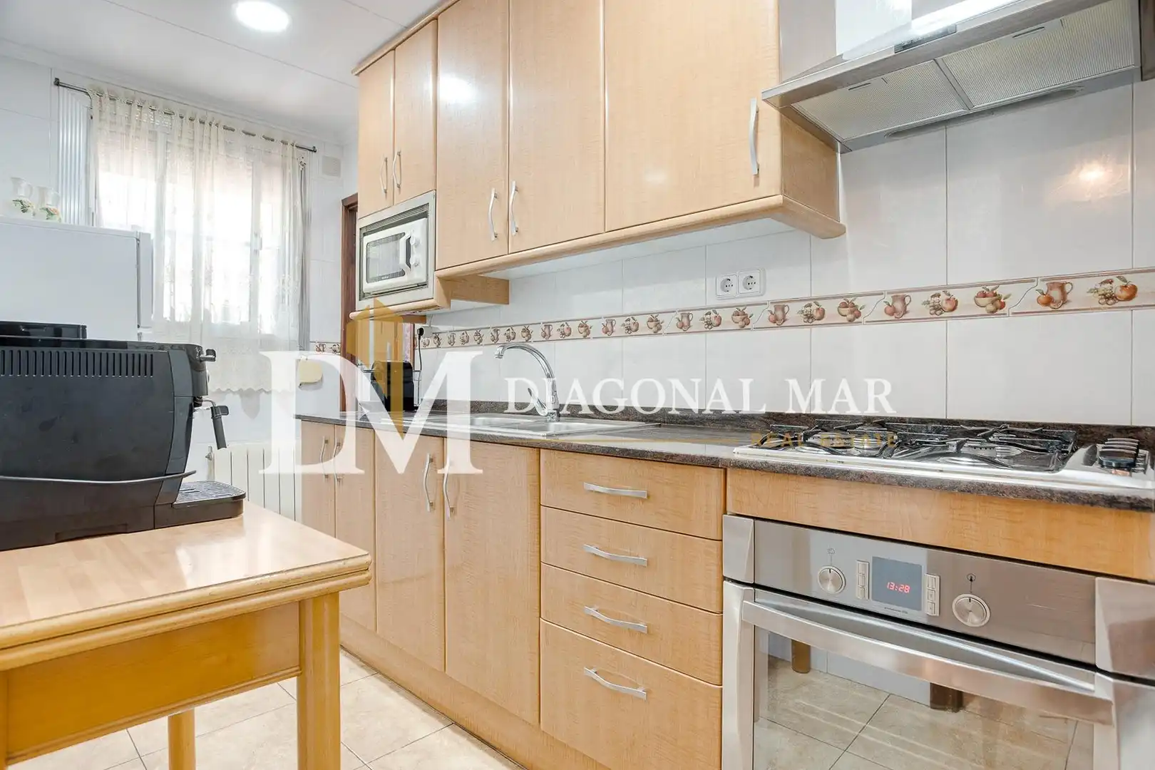 Küche von Einfamilien-Reihenhaus zum Verkauf in Barcelona mit Terrasse