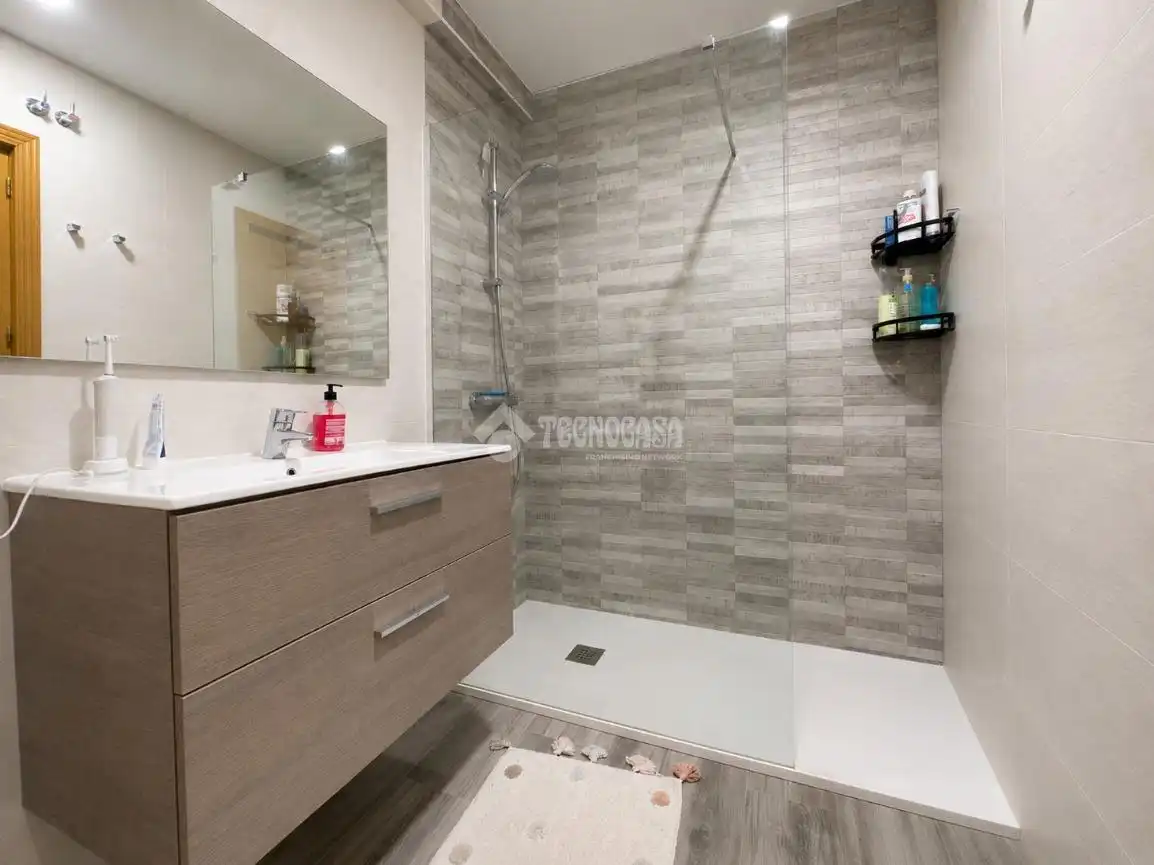 Baño de Piso en venta en Madrid con Calefacción, Parquet y Terraza