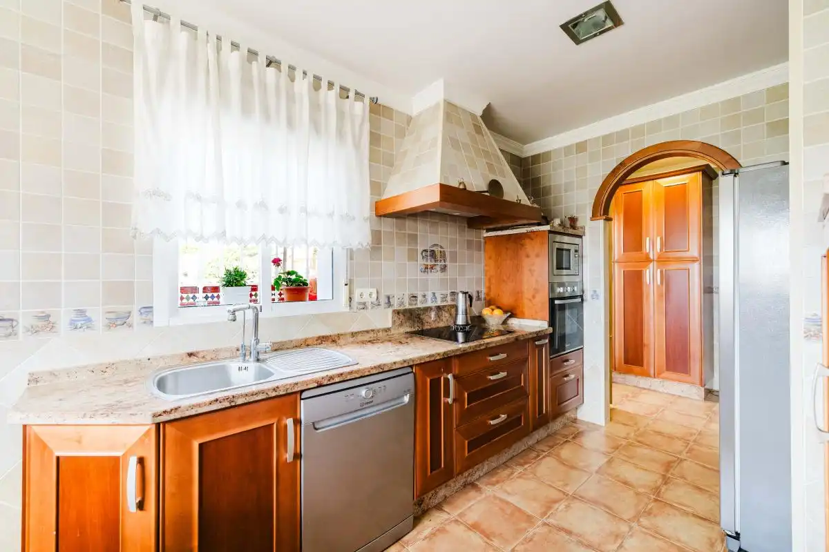 Cuina de Casa adosada en venda en Benalmádena amb Aire condicionat, Calefacció i Jardí privat