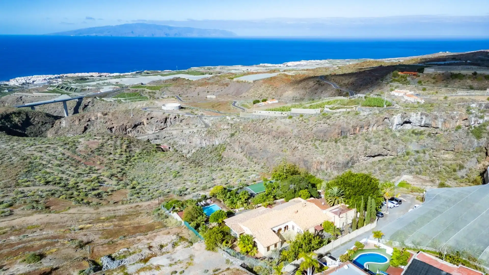Vista exterior de Casa o xalet en venda en Guía de Isora amb Aire condicionat, Jardí privat i Terrassa