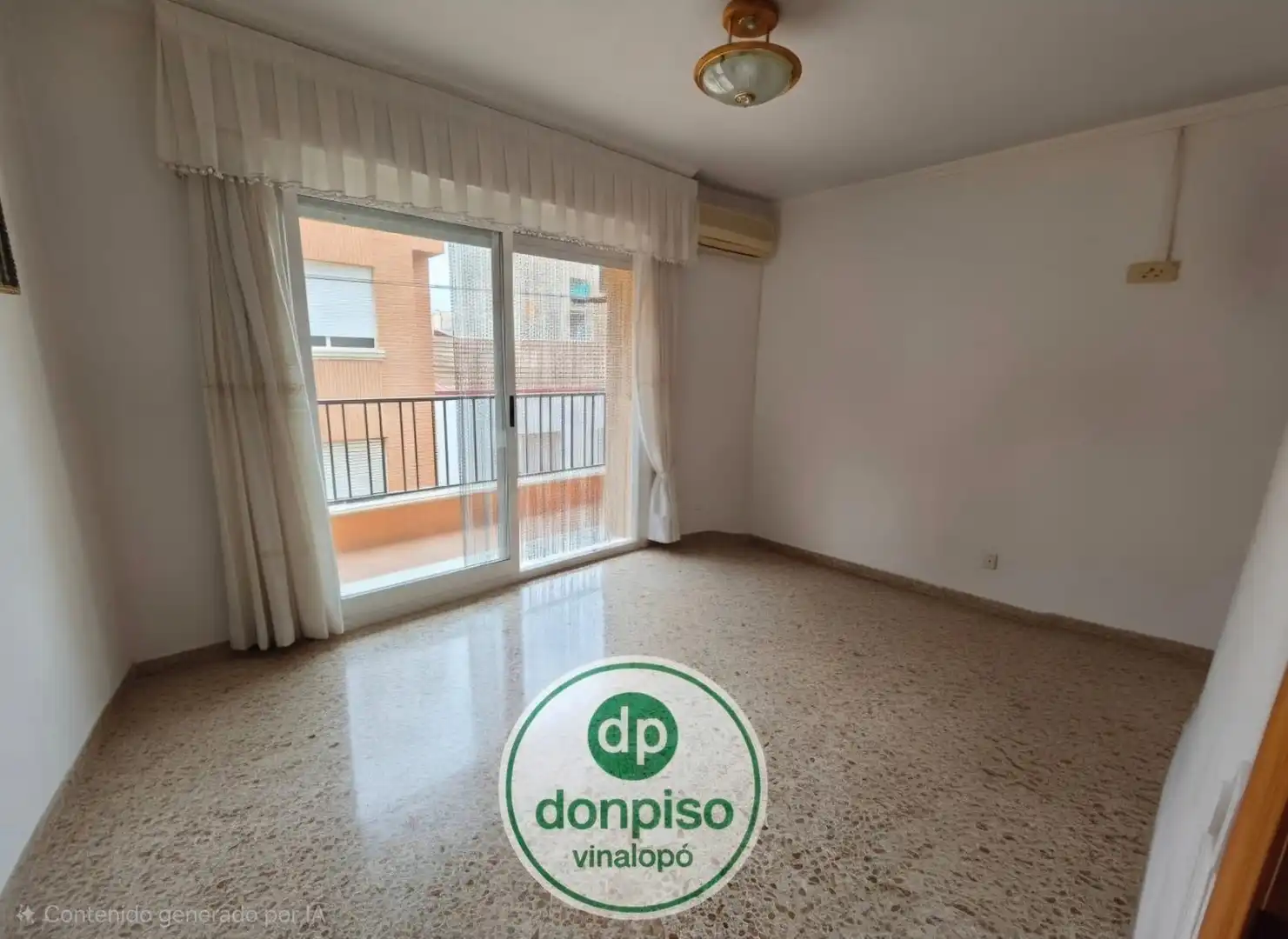 Appartement compact avec terrasse à vendre à Plaza Castelar - Mercado Central