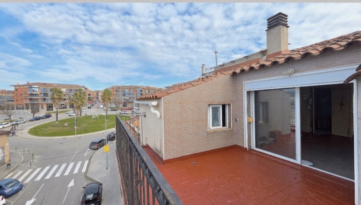 Vista exterior de Àtic en venda en Rubí amb Terrassa