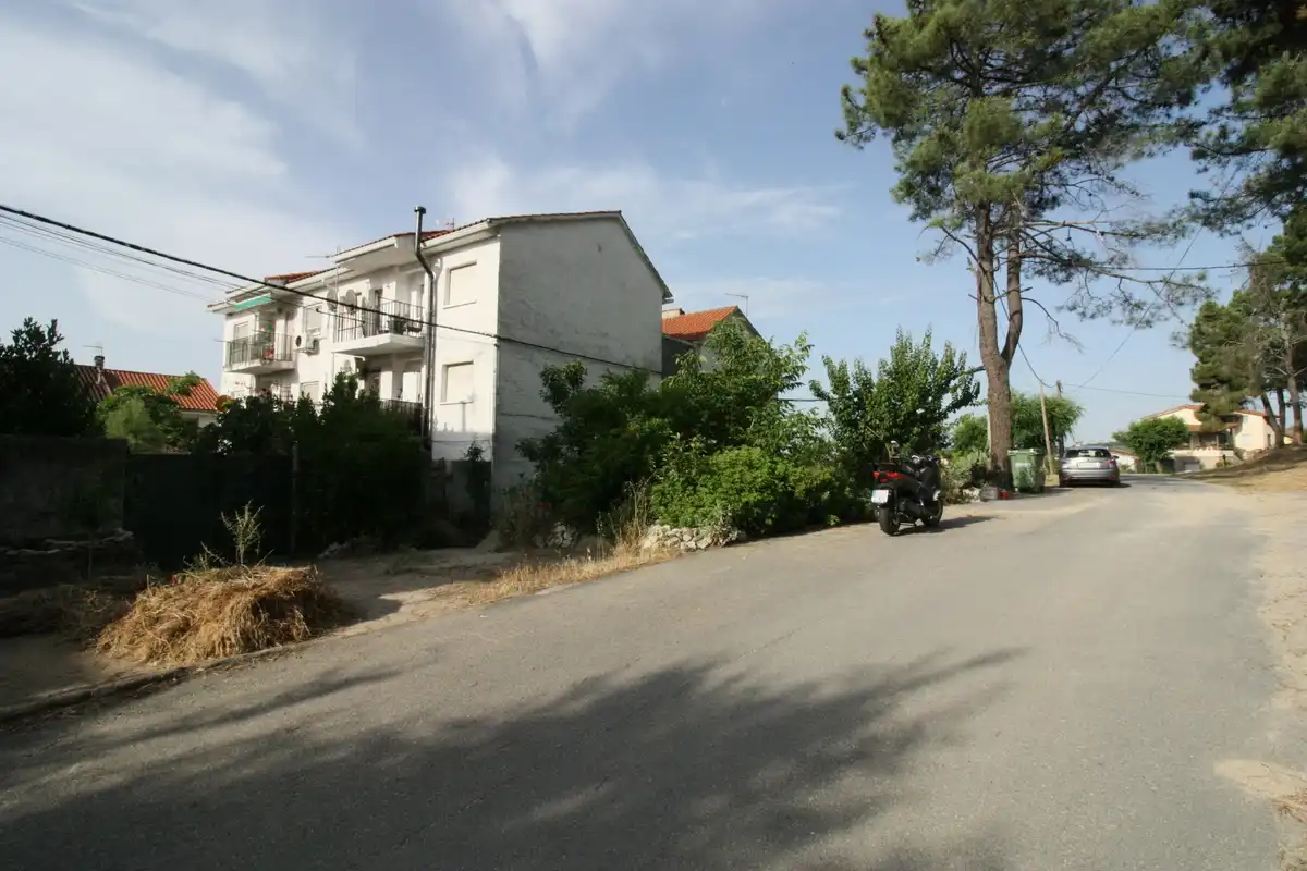 Vista exterior de Casa o xalet en venda en Lanzahíta amb Jardí privat