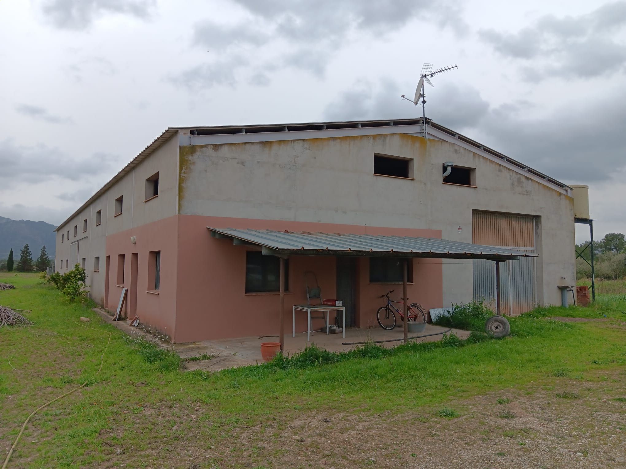 Außenansicht von Fabrikhallen zum Verkauf in Ginestar