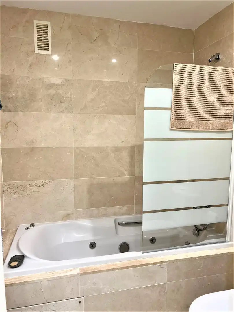 Bany de Àtic en venda en Estepona amb Aire condicionat, Terrassa i Traster
