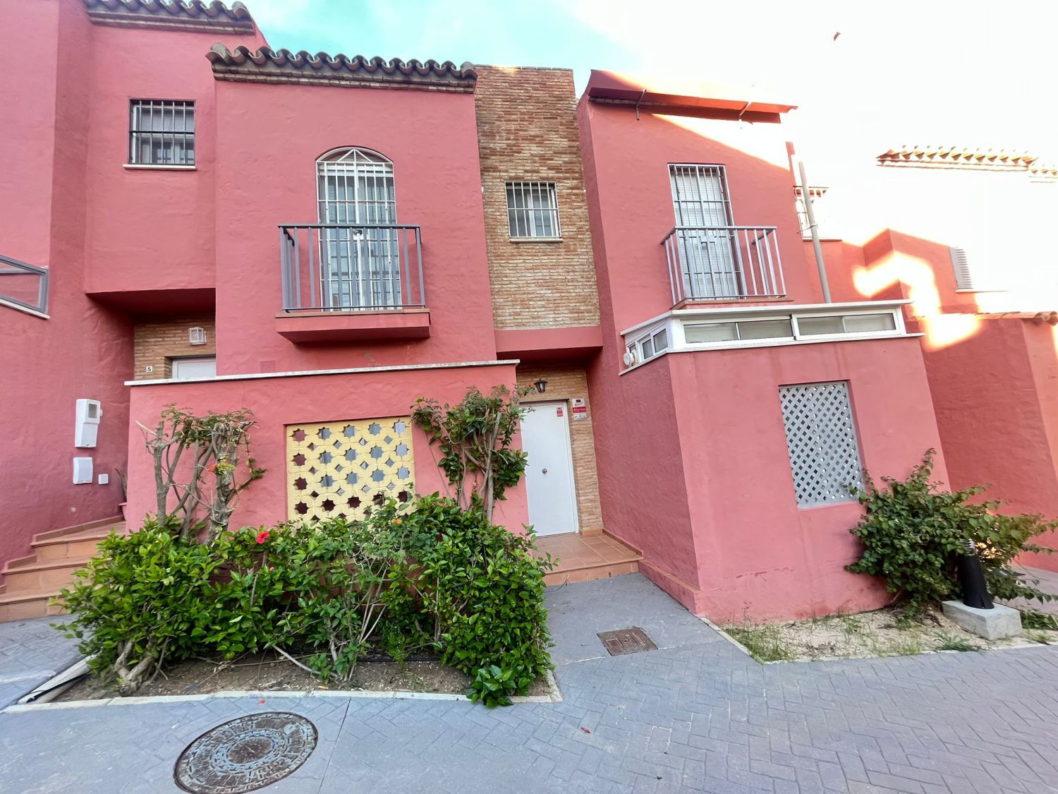 Vista exterior de Casa adosada en venda en Islantilla amb Aire condicionat i Terrassa