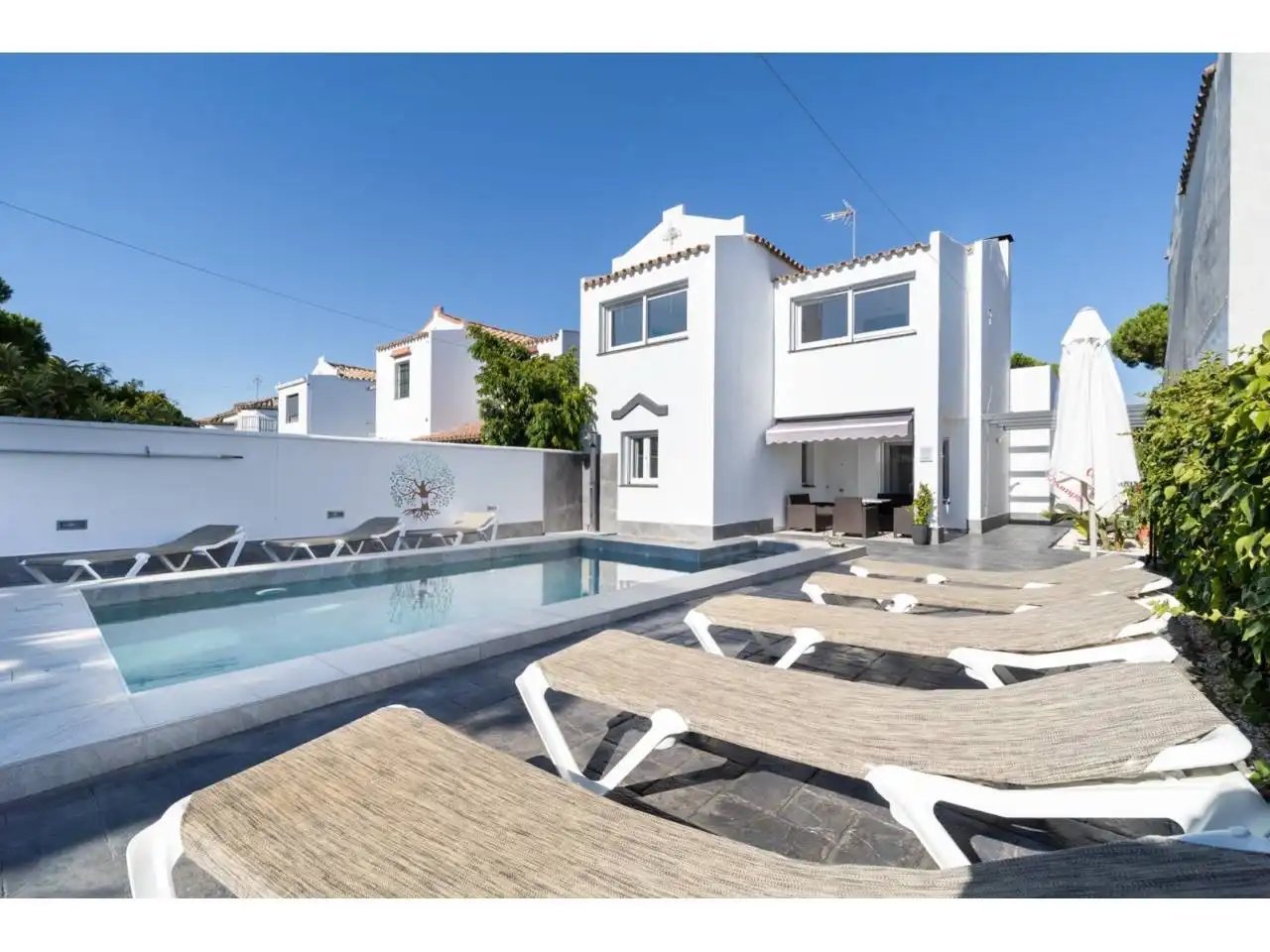 Vista exterior de Casa o chalet en venta en Chiclana de la Frontera con Aire acondicionado, Jardín privado y Terraza