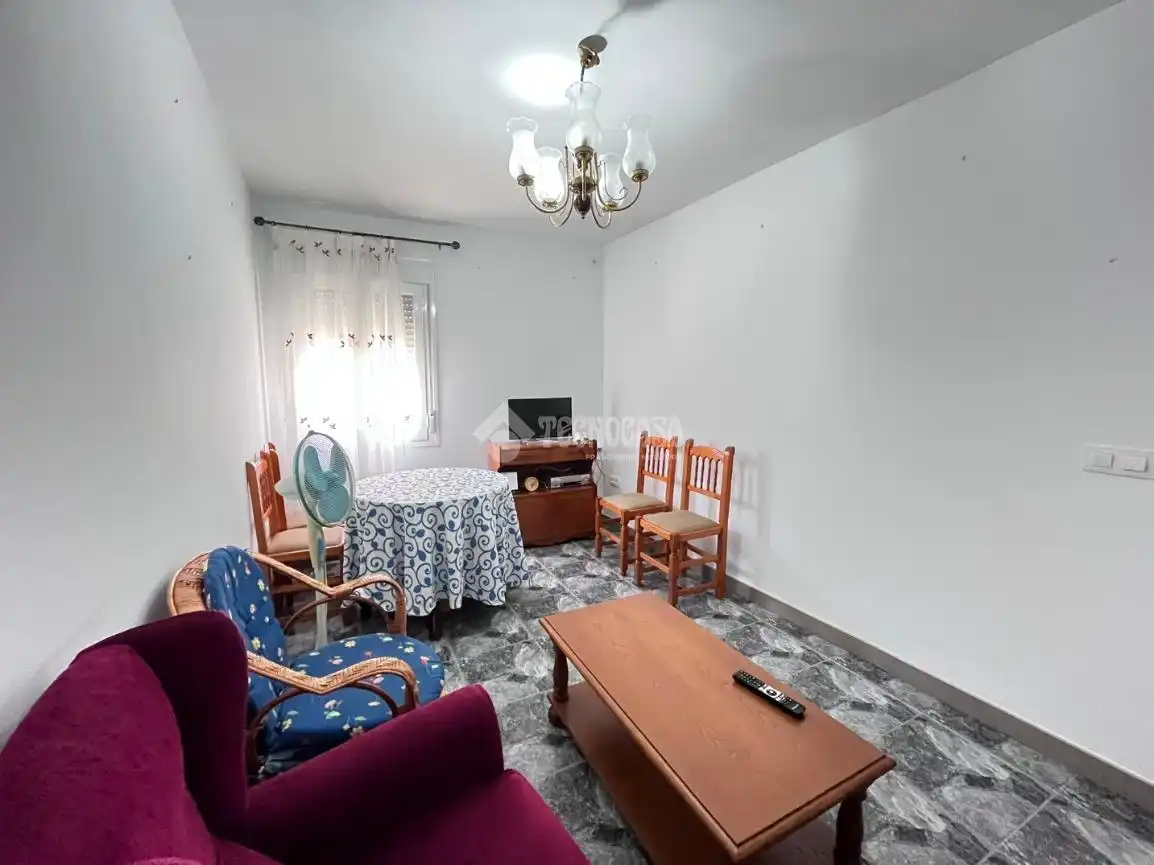 Sala d'estar de Casa adosada en venda en Navalcán amb Balcó