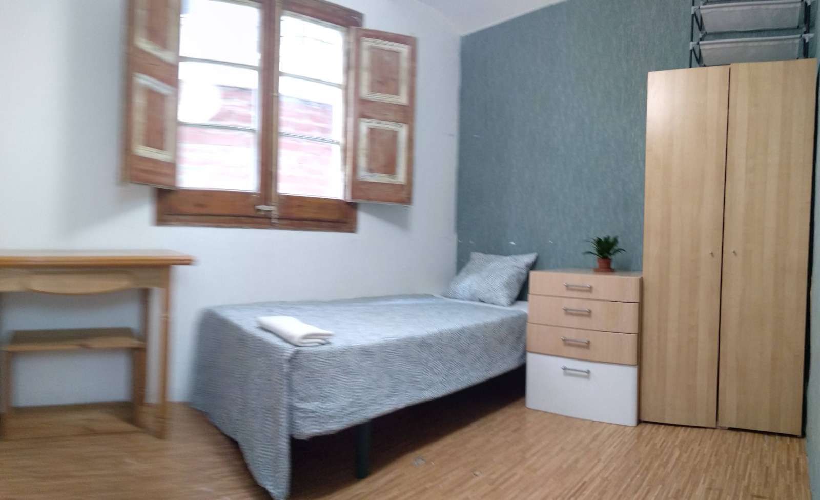 Bedroom of Flat to share in  Barcelona Capital  with Air Conditioner, Heating and Terrace