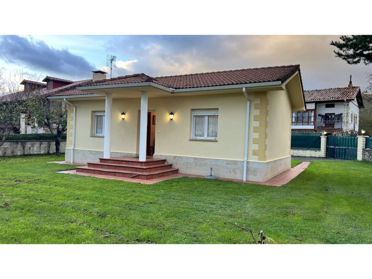 Exterior view of House or chalet for sale in Espinosa de los Monteros  with Heating, Private garden and Terrace