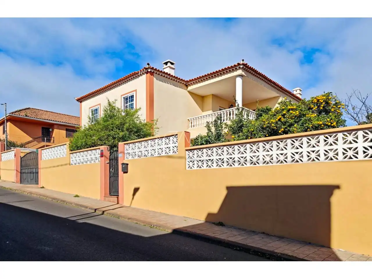 Vista exterior de Casa o xalet en venda en San Cristóbal de la Laguna amb Jardí privat, Parquet i Terrassa