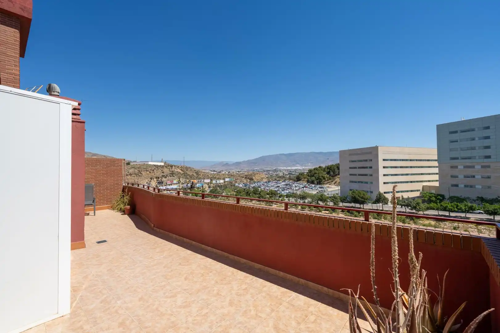 Terraza de Ático de alquiler en Almería con Aire acondicionado, Calefacción y Jardín privado