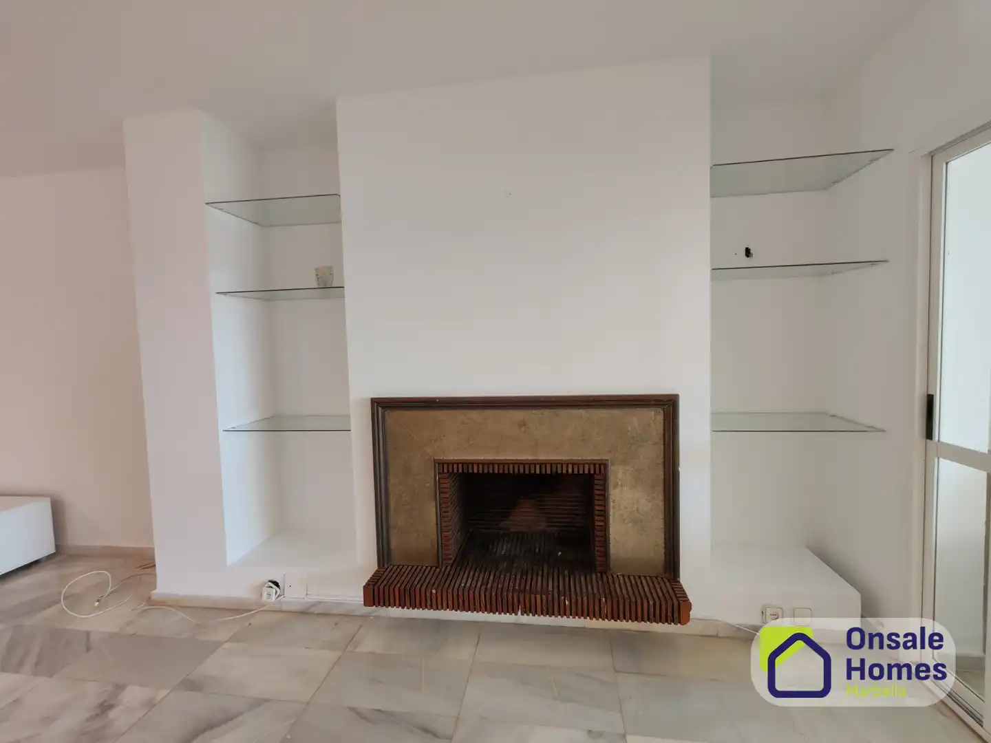 Sala de estar de Apartamento en venta en Marbella con Terraza, Trastero y Piscina comunitaria
