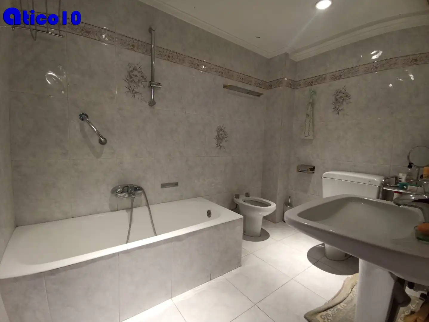 Baño de Piso en venta en Oviedo  con Calefacción, Parquet y Terraza