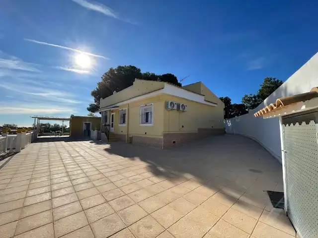 Vista exterior de Casa o xalet en venda en Alicante / Alacant amb Aire condicionat, Calefacció i Jardí privat