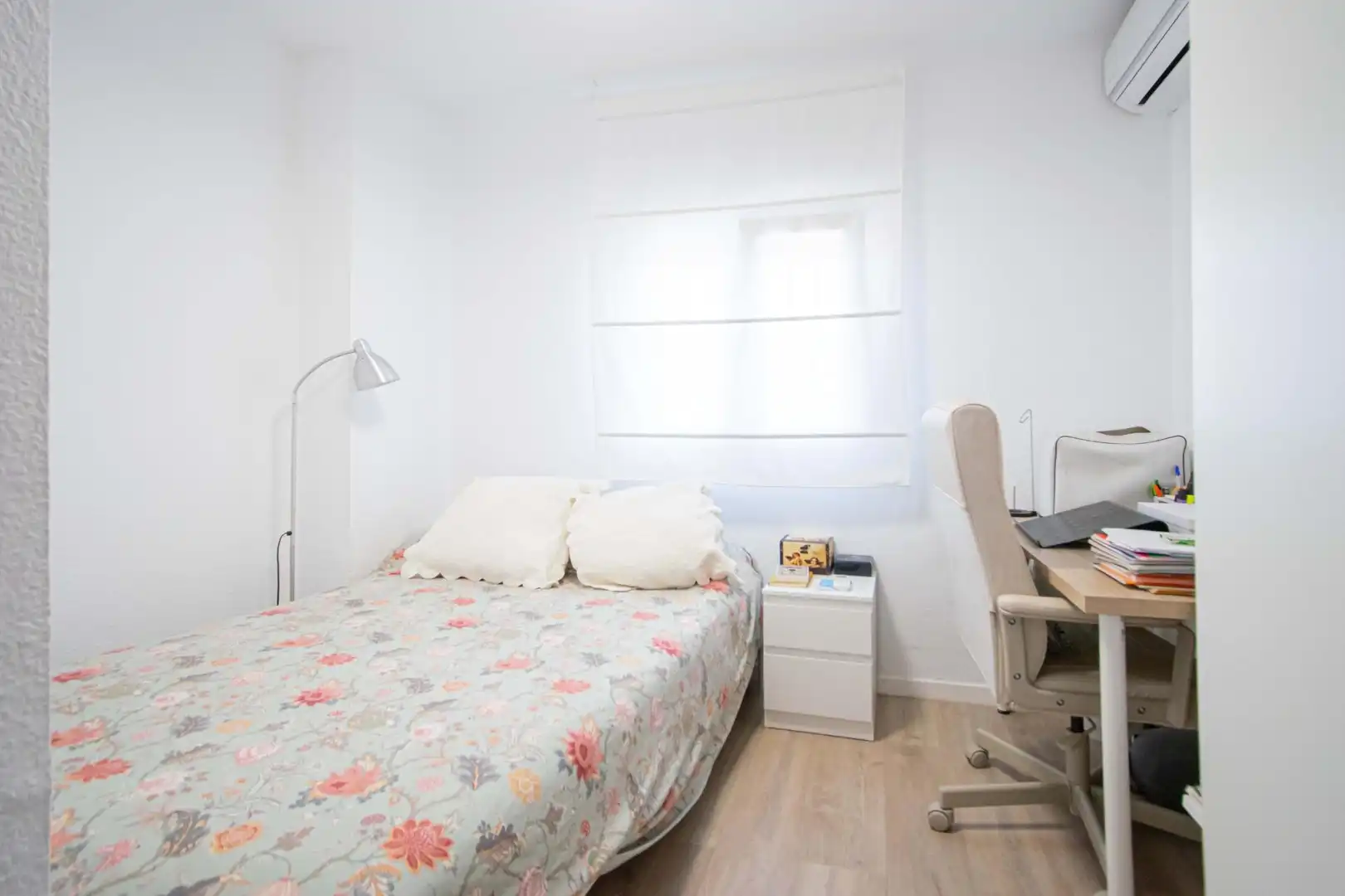 Habitación de Casa adosada en venta en Montequinto con Aire acondicionado y Piscina comunitaria