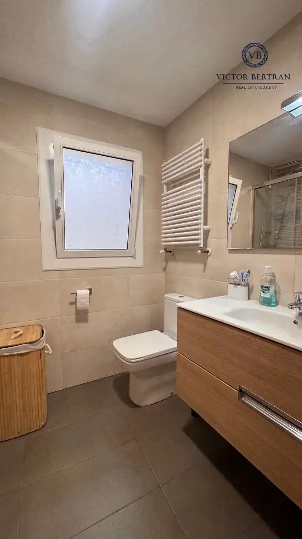 Badezimmer von Dachboden zum Verkauf in Premià de Mar mit Klimaanlage, Ofen und Balkon