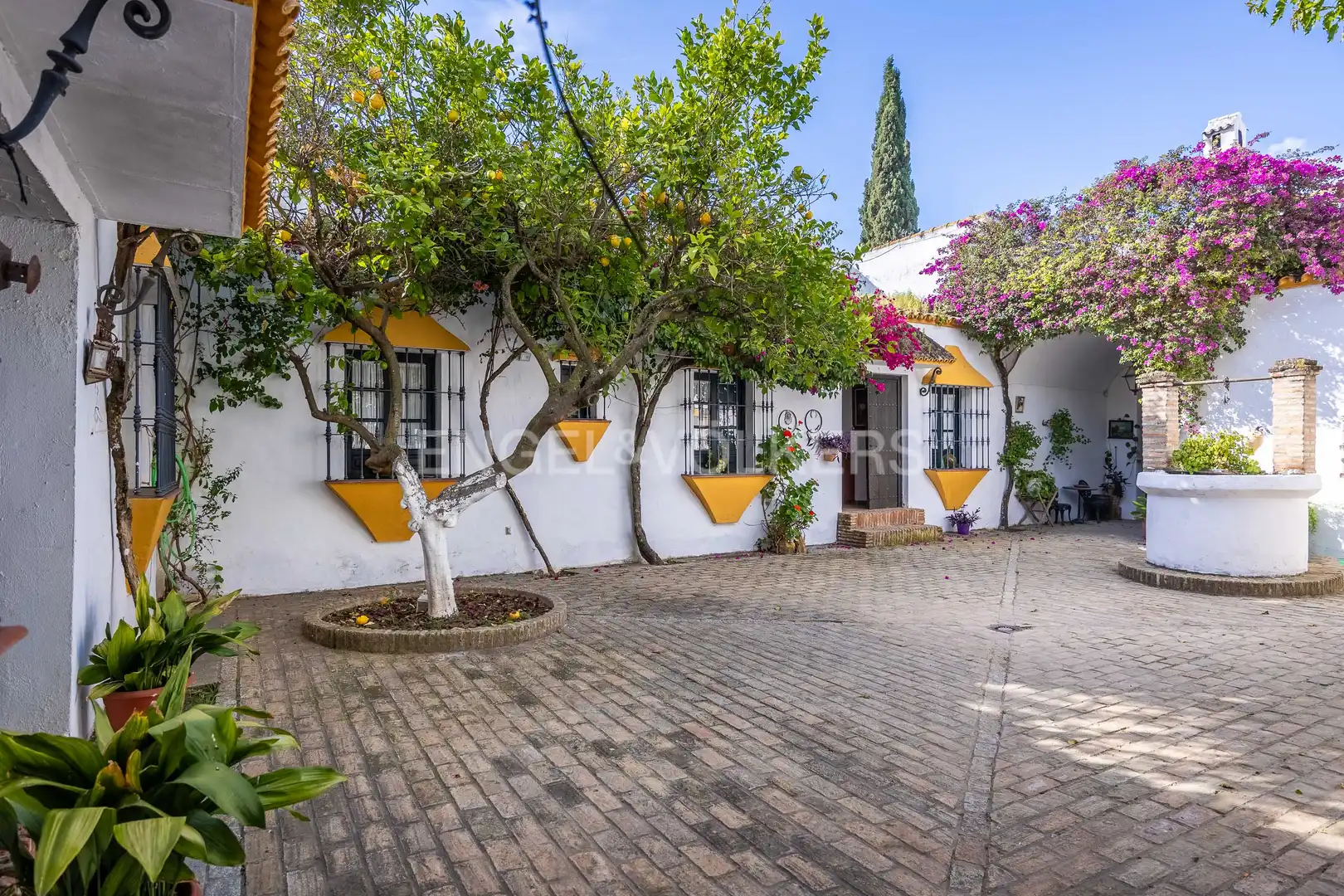 Vista exterior de Finca rústica en venda en Alcalá de Guadaira amb Calefacció, Jardí privat i Terrassa