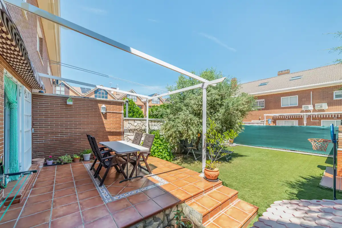 Terrasse von Einfamilien-Reihenhaus zum Verkauf in Valdemoro mit Klimaanlage, Heizung und Privatgarten